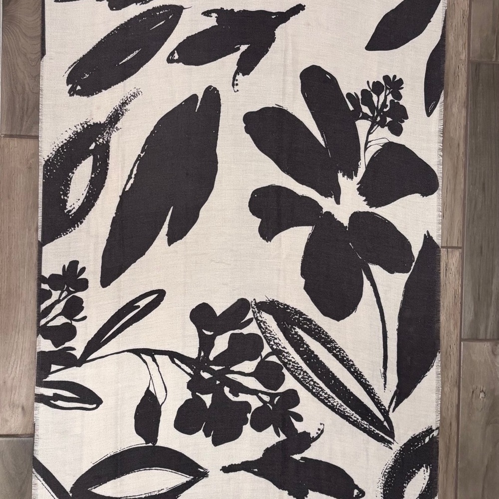 “Vince Camuto” scarf Floral/Leaves Wrap in BlackishGrey & Ivory: 32” x 74”